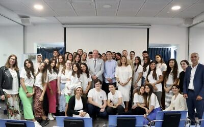Eric Danon, ambassadeur de France en Israël, Dov Forman, influenceur israélo-britannique, et des élèves de Première du lycée français Maïmonide Mikvé-Israël participant à un projet pédagogique de transmission numérique de la mémoire de la Shoah, le 10 mai 2023. (Crédit : Ambassade de France en Israël)