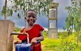 Illustration : Un enfant du Malawi bénéficie d’eau potable grâce au travail d’Innovation Afrique. (Crédit : Innovation Afrique)