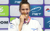 Inbar Lanir avec sa médaille d'or après avoir remporté les Championnats du monde de judo, à Doha, au Qatar, le 12 mai 2023. (Crédit : AP Photo/Hussein Sayed)