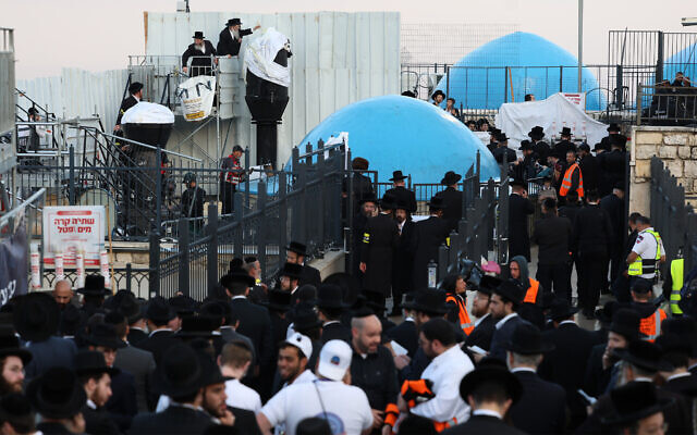 Des Juifs haredim participant aux célébrations de Lag BaOmer, au mont Meron, le 8 mai 2023. (Crédit : David Cohen/Flash90)