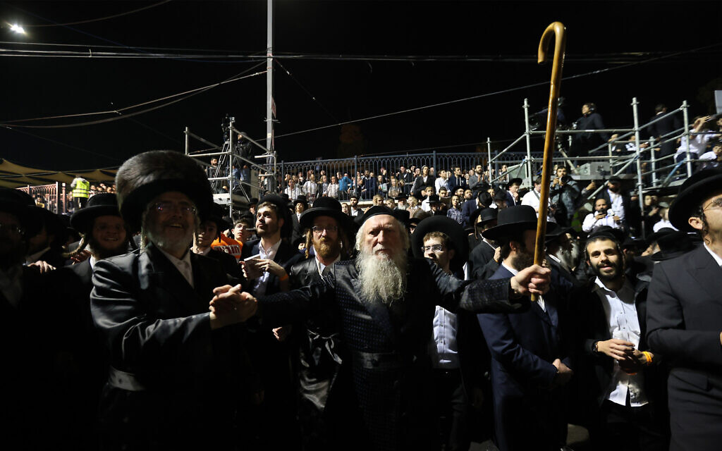 Les Juifs haredim célébrant Lag BaOmer, au mont Meron, le 8 mai 2023. (Crédit : David Cohen/Flash90) Les Juifs haredim célébrant Lag BaOmer, au mont Meron, le 8 mai 2023. (Crédit : David Cohen/Flash90)