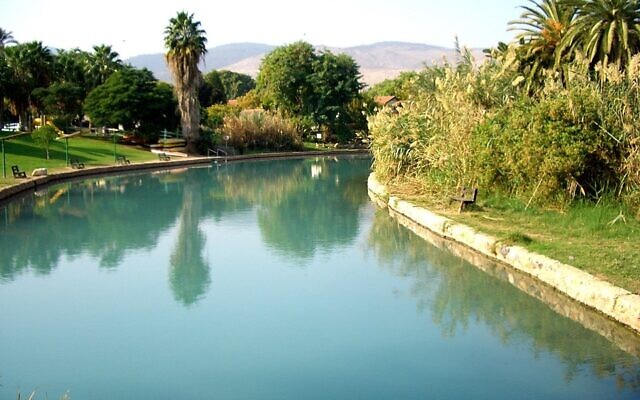 Le ruisseau Hassi au kibboutz Nir David. (Crédit : Shlomi Mishali/Pikiwiki Israël/Wikipedia, CC BY 2.5) Le ruisseau Hassi au kibboutz Nir David. (Crédit : Shlomi Mishali/Pikiwiki Israël/Wikipedia, CC BY 2.5)