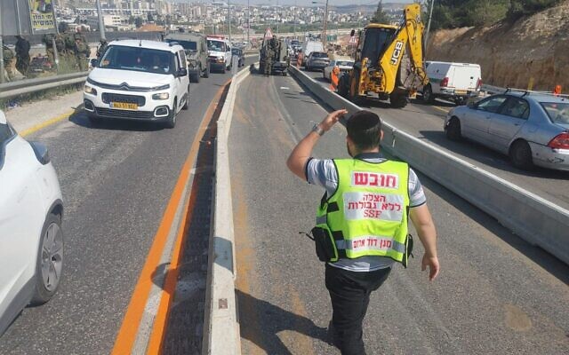 Des secouristes sur les lieux d'un incident au cours duquel un Palestinien a été neutralisé par des soldats de Tsahal près d'al-Khader en Cisjordanie, le 3 mai 2023. (Crédit : Sauveteurs sans frontières) Des secouristes sur les lieux d'un incident au cours duquel un Palestinien a été neutralisé par des soldats de Tsahal près d'al-Khader en Cisjordanie, le 3 mai 2023. (Crédit : Sauveteurs sans frontières)