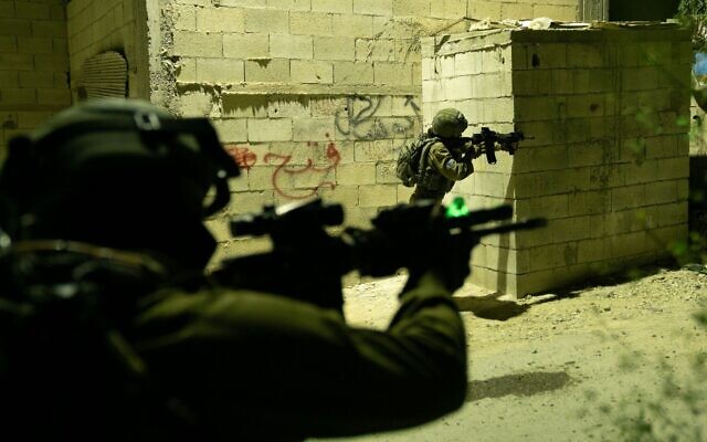 Les soldats de l'armée lors d'une opération en Cisjordanie, le 25 mai 2023. (Crédit : Armée israélienne) Les soldats de l'armée lors d'une opération en Cisjordanie, le 25 mai 2023. (Crédit : Armée israélienne)