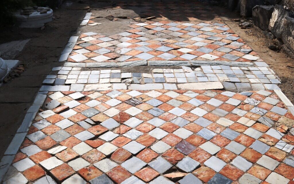 Un sol en carrelage rouge et blanc à Sussita. (Crédit : Shmuel Bar-Am)