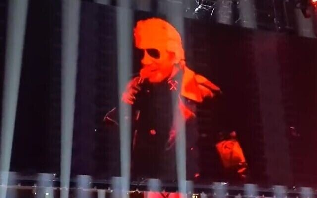 Capture d’écran de Roger Waters portant ce qui semble être un uniforme SS lors d’un concert à Berlin, en mai 2023. (Twitter/i24news screenshot, utilisé conformément à l’article 27a de la Loi sur les droits d’auteur) Capture d’écran de Roger Waters portant ce qui semble être un uniforme SS lors d’un concert à Berlin, en mai 2023. (Twitter/i24news screenshot, utilisé conformément à l’article 27a de la Loi sur les droits d’auteur)