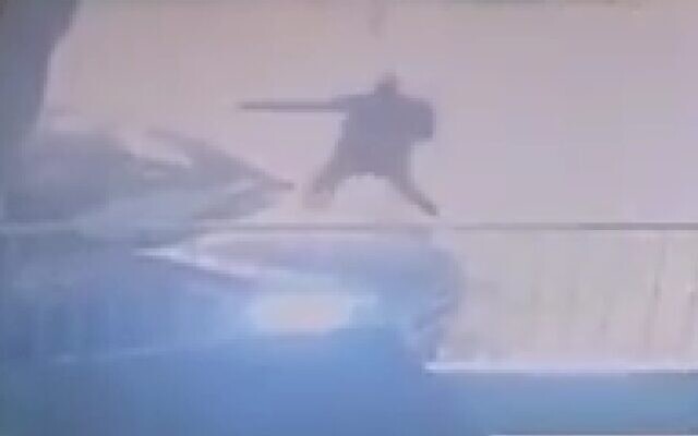Un homme tirant sur la conductrice lors d'un meurtre présumé dans la ville de Sallama, le 14 mai 2023. (Crédit : Capture d'écran Telegram/Amar Assadi ; utilisée conformément à l'article 27a de la loi sur le droit d'auteur) Un homme tirant sur la conductrice lors d'un meurtre présumé dans la ville de Sallama, le 14 mai 2023. (Crédit : Capture d'écran Telegram/Amar Assadi ; utilisée conformément à l'article 27a de la loi sur le droit d'auteur)