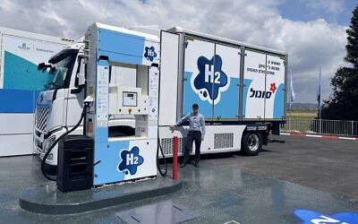 Nimrod Ofir, ingénieur chez Colmobil, près de l'un des trois camions qui seront remplis à la première station-service d'hydrogène d'Israël à Yagur, près de Haïfa, dans le nord d'Israël, le 8 mai 2023. (Crédit : Sue Surkes/Times of Israel)
