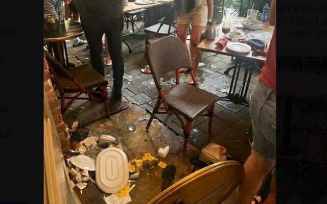 Capture d'écran de Twitter montrant la scène d'un café de Tel Aviv où une femme, effrayée par un cafard, a entraîné la panique parmi les clients qui ont cru à une attaque terroriste, le 27 mai 2023. (Crédit : Twitter/used in accordance with Clause 27a of the Copyright Law)