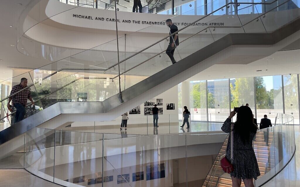 Un escalier qui semble flotter, au Musée de la tolérance de Jérusalem, le 27 avril 2023. (Crédit : Sue Surkes/Times of Israel) Un escalier qui semble flotter, au Musée de la tolérance de Jérusalem, le 27 avril 2023. (Crédit : Sue Surkes/Times of Israel)