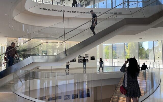 Un escalier qui semble flotter, au Musée de la tolérance de Jérusalem, le 27 avril 2023. (Crédit : Sue Surkes/Times of Israel)