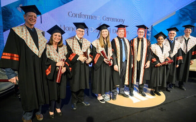 Chelsea Clinton, l'une des nombreuses personnes à avoir reçu un doctorat honorifique de l'université Ben Gurion du Néguev, le 16 mai 2023 (Crédit : Dani Machlis/Université Ben Gurion) Chelsea Clinton, l'une des nombreuses personnes à avoir reçu un doctorat honorifique de l'université Ben Gurion du Néguev, le 16 mai 2023 (Crédit : Dani Machlis/Université Ben Gurion)