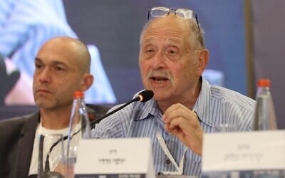 L'entrepreneur israélien Yossi Vardi s'exprimant lors de la conférence de l'Institut israélien de la démocratie, à Jérusalem, le 31 mai 2023. (Crédit : Oded Karni)