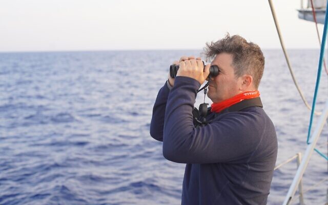 Le docteur Aviad Scheinin, de l'école Charmy de science marine au sein de l'université de Haïfa, à bord du SY Witness pour une recherche sur les mammifères marins dans les eaux économiques israéliennes, au printemps 2022. (Crédit : Elad Aybes/Greenpeace Israel) Le docteur Aviad Scheinin, de l'école Charmy de science marine au sein de l'université de Haïfa, à bord du SY Witness pour une recherche sur les mammifères marins dans les eaux économiques israéliennes, au printemps 2022. (Crédit : Elad Aybes/Greenpeace Israel)