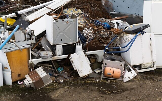Un amont d’appareils usagés, dont des réfrigérateurs et des congélateurs, attendant d'être recyclés. (Crédit : JohnDWilliams, iStock at Getty Images)