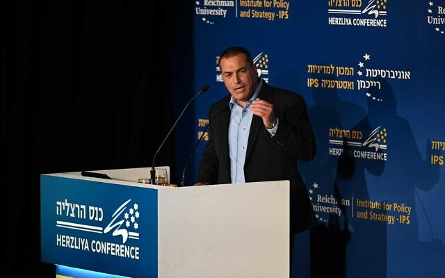 Le directeur-général du ministère de la Défense, Eyal Zamir, s'exprimant lors de la conférence 2023 de Herzliya, le 22 mai 2023. (Crédit : Gilad Kavalerchik) Le directeur-général du ministère de la Défense, Eyal Zamir, s'exprimant lors de la conférence 2023 de Herzliya, le 22 mai 2023. (Crédit : Gilad Kavalerchik)