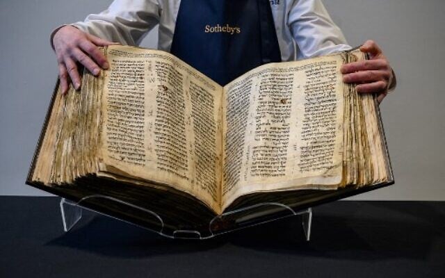 Le "Codex Sassoon" vendu aux enchères chez Sotheby's, à New York, le 17 mai 2023. (Crédit : Angela Weiss/AFP)