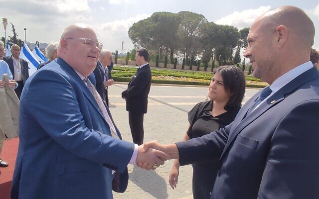 Le président de la Knesset, Amir Ohana, à droite, serrant la main de Lord Eric Pickles, qui fait partie d'une délégation de la Chambre des Lords britannique en visite en Israël, le 29 mai 2023. (Crédit : ELNET)