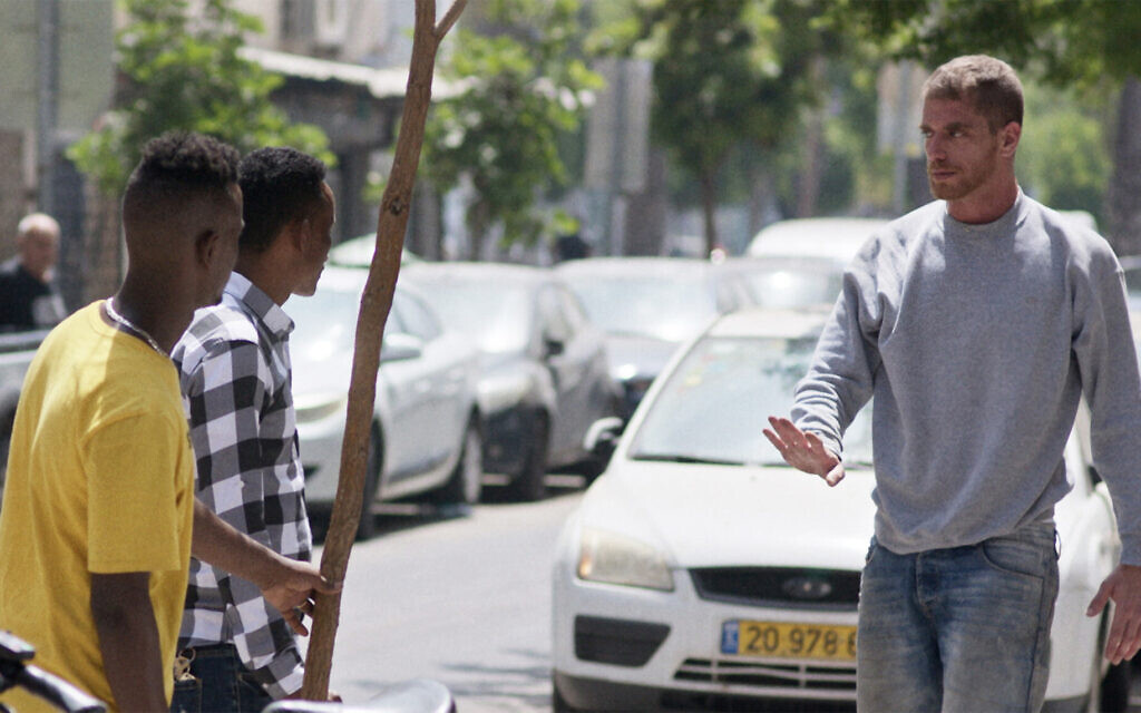Shlomi Bertonov, à droite, dans le rôle de Ben dans 'Concerned Citizen' (Crédit : Guy Sahaf/JTA)