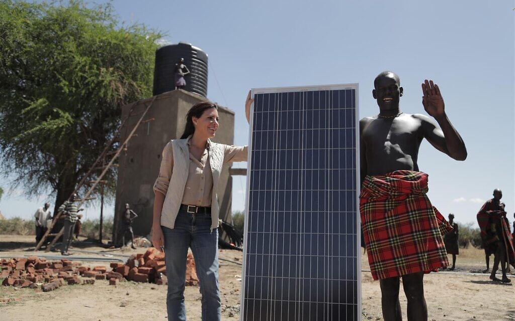 La fondatrice et PDG d'Innovation: Africa, Sivan Yaari, installe des panneaux solaires dans le village de Karamoja, en Ouganda. (Crédit : Autorisation/Sivan Yaari)