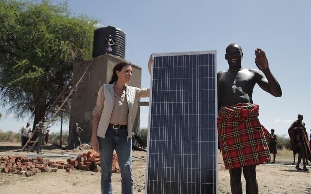 La fondatrice et PDG d'Innovation: Africa, Sivan Yaari, installe des panneaux solaires dans le village de Karamoja, en Ouganda. (Crédit : Autorisation/Sivan Yaari)