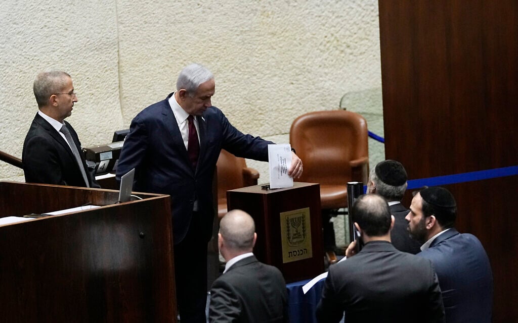 Le Premier ministre Benjamin Netanyahu vote pour les candidats au Comité de sélection des juges à la Knesset, le 14 juin 2023. (Crédit : Ohad Zwigenberg/AP)