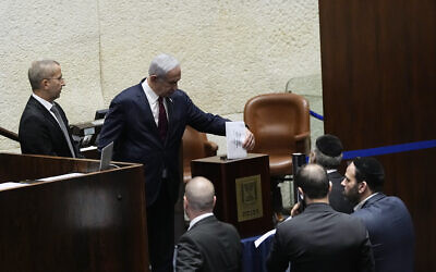 Le Premier ministre Benjamin Netanyahu vote pour les candidats au Comité de sélection des juges à la Knesset, le 14 juin 2023. (Crédit : Ohad Zwigenberg/AP)