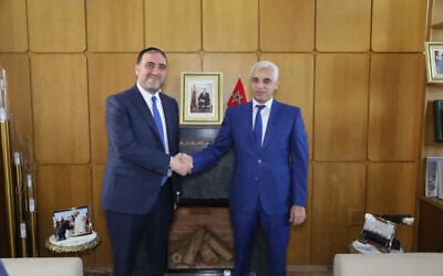 Le ministre de la Santé Moshe Arbel (à gauche) serre la main du ministre marocain de la Santé Khalid Ait Taleb à Rabat le 16 juin 2023. (Crédit : ministère de la Santé marocain)