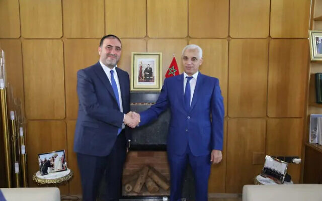 Le ministre de la Santé Moshe Arbel (à gauche) serre la main du ministre marocain de la Santé Khalid Ait Taleb à Rabat le 16 juin 2023. (Crédit : ministère de la Santé marocain) Le ministre de la Santé Moshe Arbel (à gauche) serre la main du ministre marocain de la Santé Khalid Ait Taleb à Rabat le 16 juin 2023. (Crédit : ministère de la Santé marocain)
