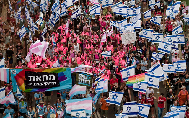 Des Israéliens participent à une manifestation contre les projets de réforme judiciaire du gouvernement, à Tel Aviv, le 17 juin 2023. (Crédit : Avshalom Sassoni/Flash90) Des Israéliens participent à une manifestation contre les projets de réforme judiciaire du gouvernement, à Tel Aviv, le 17 juin 2023. (Crédit : Avshalom Sassoni/Flash90)