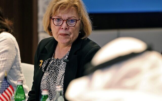 Barbara Leaf, sous-secrétaire d'État aux affaires du Proche-Orient, s'adresse aux journalistes lors d'une table ronde à Koweït City le 19 octobre 2022. (Crédit : YASSER AL-ZAYYAT / AFP)