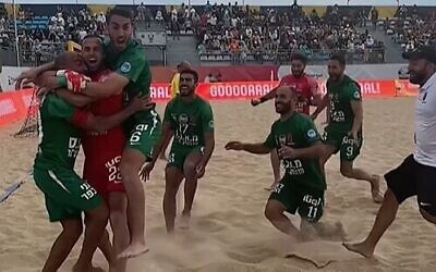 Les joueurs du club "Falfala" Kfar Qassem BS célèbrent leur victoire lors de la Coupe des vainqueurs de l'Euro 2023 à Nazaré, au Portugal, le 18 juin 2023. (Crédit : Capture d'écran : Instagram ; utilisé conformément à l'article 27a de la loi sur le droit d'auteur)