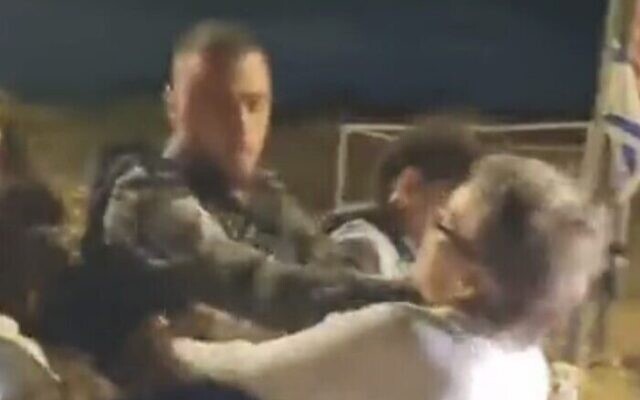 Capture d'écran d'une vidéo montrant des agents de la Police des frontières se heurtant à des habitants d'implantations protestataires près de l'implantation de Hermesh en Cisjordanie, le 18 juin 2023. (Crédit : Twitter - Utilisé conformément à l'article 27a de la loi sur le droit d'auteur) Capture d'écran d'une vidéo montrant des agents de la Police des frontières se heurtant à des habitants d'implantations protestataires près de l'implantation de Hermesh en Cisjordanie, le 18 juin 2023. (Crédit : Twitter - Utilisé conformément à l'article 27a de la loi sur le droit d'auteur)