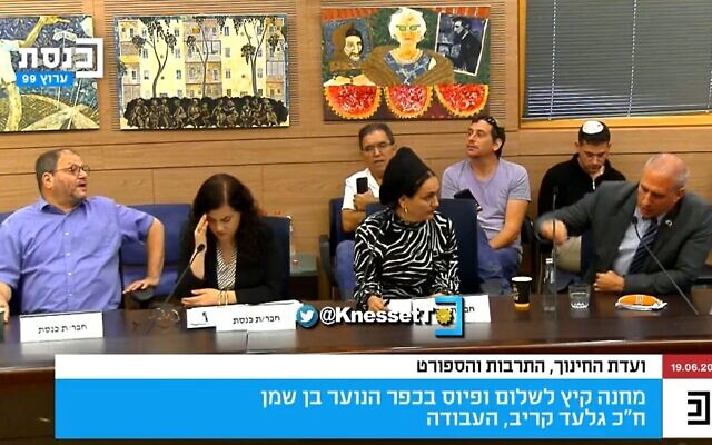 Le député de Hadash-Taal Ofer Cassif, à gauche, se dispute avec le député du Likud Hanoch Milwidsky, à droite, lors d'une réunion de la commission de l'Education, de la Culture et des Sports de la Knesset à Jérusalem, le 19 juillet 2023. (Crédit : Capture d'écran : Twitter ; utilisé conformément à la clause 27a de la loi sur le droit d'auteur) Le député de Hadash-Taal Ofer Cassif, à gauche, se dispute avec le député du Likud Hanoch Milwidsky, à droite, lors d'une réunion de la commission de l'Education, de la Culture et des Sports de la Knesset à Jérusalem, le 19 juillet 2023. (Crédit : Capture d'écran : Twitter ; utilisé conformément à la clause 27a de la loi sur le droit d'auteur)