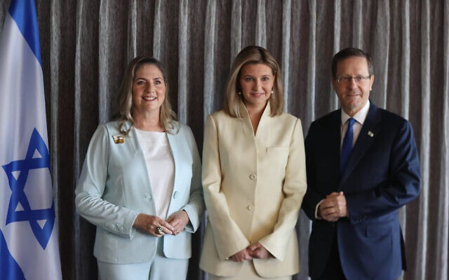 La première dame ukrainienne Olena Zelenska (au centre) rencontre le président Isaac Herzog (à droite) et l'épouse de ce dernier, Michal, à Tel Aviv, le 19 juillet 2023. (Crédit : Igal Slavin) La première dame ukrainienne Olena Zelenska (au centre) rencontre le président Isaac Herzog (à droite) et l'épouse de ce dernier, Michal, à Tel Aviv, le 19 juillet 2023. (Crédit : Igal Slavin)