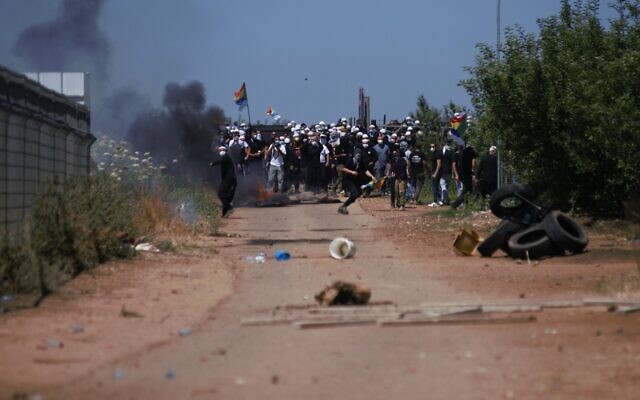 Des Druzes affrontent la police lors d'une manifestation contre la construction d'un nouveau parc éolien près du village druze de Majdal Shams, sur le plateau du Golan, le 21 juin 2023. (Crédit : Police israélienne)