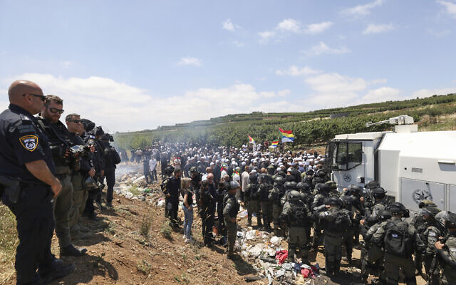 La police israélienne est déployée pour disperser les manifestants et les émeutiers de la communauté druze près du village de Majdal Shams, sur le plateau du Golan, le 20 juin 2023. (Crédit : JALAA MAREY / AFP)