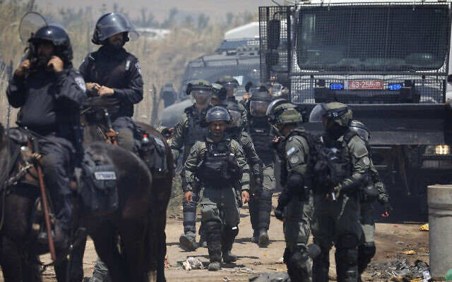 La police israélienne est déployée pour disperser les manifestants et les émeutiers de la communauté druze près du village de Majdal Shams, sur le plateau du Golan, le 20 juin 2023. (Crédit : JALAA MAREY / AFP)