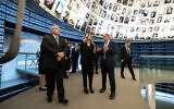 La première dame d'Ukraine, Olena Zelenska, dans la salle des noms du mémorial de la Shoah, Yad Vashem à Jérusalem, le 20 juin 2023. (Crédit : Capture d'écran Twitter ; utilisée conformément à l'article 27a de la loi sur le droit d'auteur)