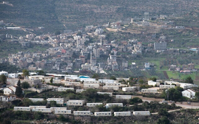 Un quartier de l'implantation d'Eli en Cisjordanie surplombant un village palestinien voisin, le 17 janvier 2021. (Crédit : Sraya Diamant/Flash90) Un quartier de l'implantation d'Eli en Cisjordanie surplombant un village palestinien voisin, le 17 janvier 2021. (Crédit : Sraya Diamant/Flash90)