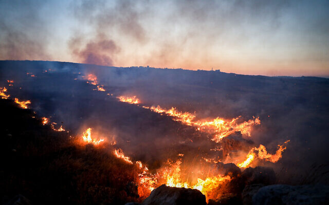 Un feu de champ lors d'affrontements entre Palestiniens et implantations près du village palestinien de Qusra en Cisjordanie, le 22 juin 2023. (Crédit : Flash90) Un feu de champ lors d'affrontements entre Palestiniens et implantations près du village palestinien de Qusra en Cisjordanie, le 22 juin 2023. (Crédit : Flash90)