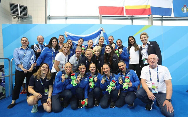 L'équipe israélienne de natation artistique pose avec ses médailles d'or aux Jeux européens de Cracovie, en Pologne, le 23 juin 2023 (Crédit : Fédération israélienne de natation) L'équipe israélienne de natation artistique pose avec ses médailles d'or aux Jeux européens de Cracovie, en Pologne, le 23 juin 2023 (Crédit : Fédération israélienne de natation)