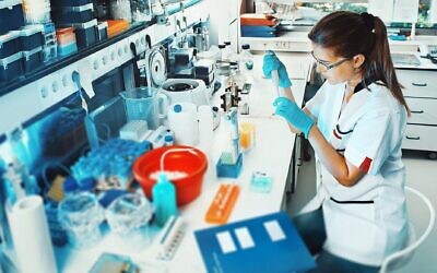 Image illustrative d'un scientifique dans un laboratoire (Crédit : anyaivanova/ iStock by Getty Images)