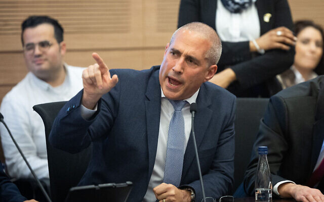 Le député du Likud Hanoch Milwidsky parle lors d'une audience de la commission des finances de la Knesset, le 22 février 2023. (Crédit : Yonatan Sindel/Flash90) Le député du Likud Hanoch Milwidsky parle lors d'une audience de la commission des finances de la Knesset, le 22 février 2023. (Crédit : Yonatan Sindel/Flash90)