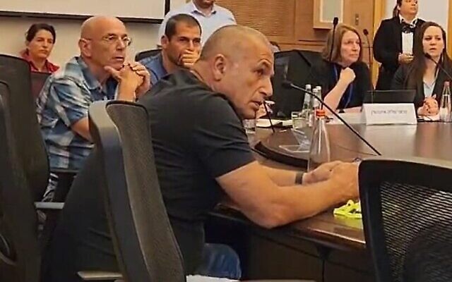 Ofer Hugi, qui a été renvoyé de son poste de conseiller du ministre de l'Énergie Israël Katz en raison de publications incendiaires sur les médias sociaux, participe à une réunion de la commission Constitution, Droit et Justice de la Knesset à Jérusalem, le 26 juin 2023. (Crédit : Capture d'écran : Twitter ; utilisé conformément à l'article 27a de la loi sur le droit d'auteur) Ofer Hugi, qui a été renvoyé de son poste de conseiller du ministre de l'Énergie Israël Katz en raison de publications incendiaires sur les médias sociaux, participe à une réunion de la commission Constitution, Droit et Justice de la Knesset à Jérusalem, le 26 juin 2023. (Crédit : Capture d'écran : Twitter ; utilisé conformément à l'article 27a de la loi sur le droit d'auteur)