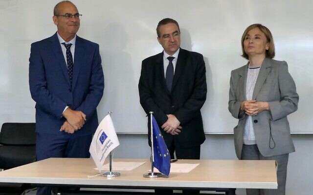 La vice-présidente de la Banque européenne d'investissement (BEI), Gelsomina Vigliotti (à droite), avec Alan Tavir, PDG du groupe IDE Technologies, et l'ambassadeur de l'Union européenne en Israël, Dimiter Tzantchev, annoncent le soutien de la BEI au projet de dessalement en Galilée occidentale, le 25 juin 2023. (Crédit : Autorisation de la BEI) La vice-présidente de la Banque européenne d'investissement (BEI), Gelsomina Vigliotti (à droite), avec Alan Tavir, PDG du groupe IDE Technologies, et l'ambassadeur de l'Union européenne en Israël, Dimiter Tzantchev, annoncent le soutien de la BEI au projet de dessalement en Galilée occidentale, le 25 juin 2023. (Crédit : Autorisation de la BEI)