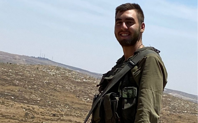 Cpl. Or Israelov, tué dans un accident d'entraînement à la base d'entraînement de la Brigade des parachutistes dans le sud d'Israël, au début du 27 juin 2023. (Crédit : Armée israélienne)