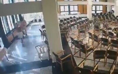 Les images des caméras de sécurité montrent deux jeunes soupçonnés d'avoir vandalisé une synagogue réformée à Jérusalem en juin 2023. (Crédit : Screencapture/Channel 12)