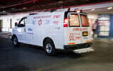 Une ambulance à l’hôpital de Shaare Zedek, à Jérusalem, le 20 juin 2023. (Crédit : Noam Revkin Fenton/Flash90)