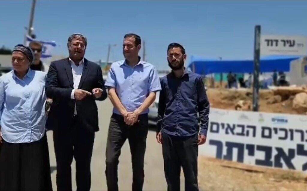 Le ministre de la Sécurité nationale Itamar Ben Gvir (deuxième à partir de la gauche), photographié avec des dirigeants d'implantations qu'il a exhortés à "courir vers les sommets des collines, pour s'y implanter", à l'avant-poste d'Evyatar, en Cisjordanie, le 24 juin 2023. (Crédit : Capture d'écran/Twitter - utilisée conformément à l'article 27a de la loi sur le droit d'auteur)